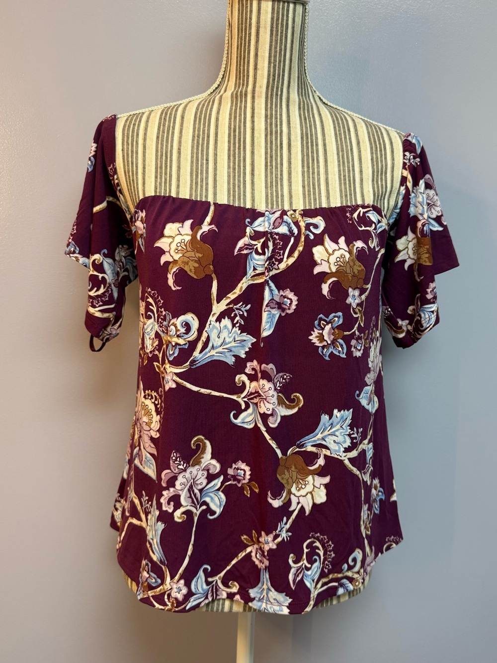 White House Black Market Plum Off-Shoulder Floral Blouse size 2 - Picture 3 of 13